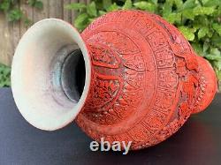 Grand Antique Chinois Rouge Cinnabar Sculpté Vase Asiatique Village Chercheurs Paysage