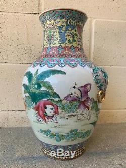Grand Antique Famille Rose Vase En Porcelaine Chinoise Avec Des Enfants Jouant