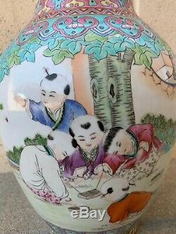 Grand Antique Famille Rose Vase En Porcelaine Chinoise Avec Des Enfants Jouant