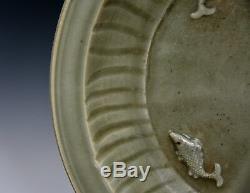 Grand Antique Ming Chinois Longquan Céladon Moulé Poisson Plaque En Porcelaine