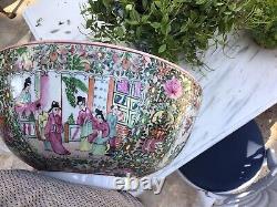 Grand Bol à punch en porcelaine d'exportation chinoise de 14 pouces avec motif de roses médallion