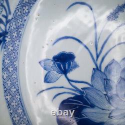 Grand Chargeur Chinois Bleu Et Blanc D'exportation De Porcelaine Avec Décoration Florale 18èmec