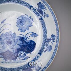 Grand Chargeur Chinois Bleu Et Blanc D'exportation De Porcelaine Avec Décoration Florale 18èmec