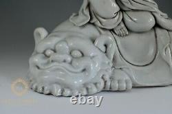 Grand Chinois Dehua Porcelaine Blanc De Chine Assis Guanyin Sur La Figure Du Lion