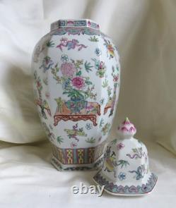 Grand Millésime MID 20e C. Chinese Famille Rose Porcelaine Lided Vase Wood Stand