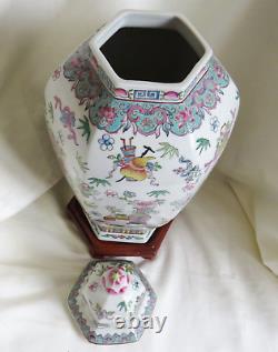 Grand Millésime MID 20e C. Chinese Famille Rose Porcelaine Lided Vase Wood Stand