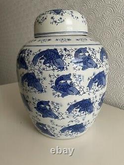 Grand Oriental Chinois Ginger Jar Koi Carp Pattern Bleu Et Porcelaine Blanche 40cm