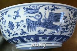 Grand Porcelaine Bleu Chinois Antique Et Blanc. Phoenix A Signé Ming