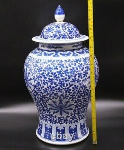 Grand Pot De Porcelaine Bleu Antique Chinois Et Blanc Avec Limace
