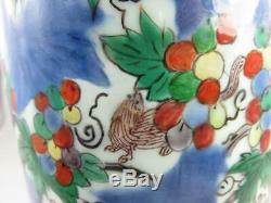Grand Vase Antique Rouleau Aux Raisins Wanli Wucai, Chinois, 17ème Siècle Ming