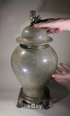 Grand Vase En Pot De Temple En Porcelaine De Chine Avec Montures De Bronze Doré Au Bronze Doré