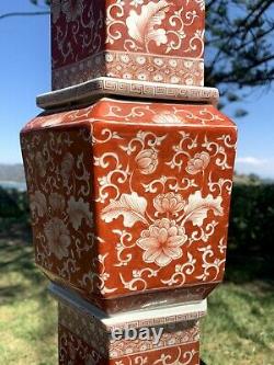 Grand Vase Hexagonal Hexagonal En Porcelaine Rouge Et Blanche 27 1/2'' Hauteur