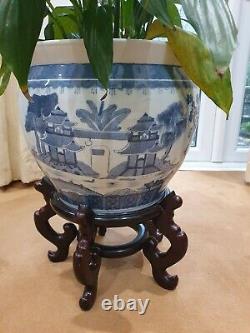 Grand Vase Victorien Bleu/blanc De Poterie Antique, Stand En Bois Et Usine