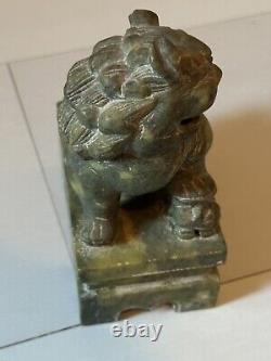 Grand beau chien de foo en jade vert chinois antique ou en pierre dure. TRÈS LOURD