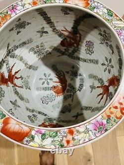 Grand bol à poissons en porcelaine chinoise vintage avec des motifs floraux dorés et roses. Support non inclus.