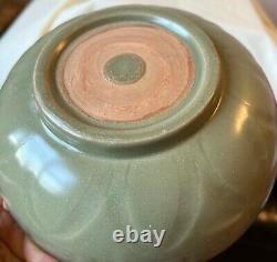 Grand bol en porcelaine chinoise antique. Longquan de la dynastie Song à la dynastie Ming.