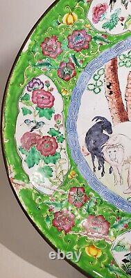 Grand chargeur en émail cloisonné chinois ancien avec scène de berger, chèvres, oiseau et rose.