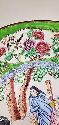 Grand chargeur en émail cloisonné chinois ancien avec scène de berger, chèvres, oiseau et rose.