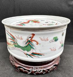 Grand encensoir ou pot chauffant en porcelaine chinoise, ère de la République avec des dragons.