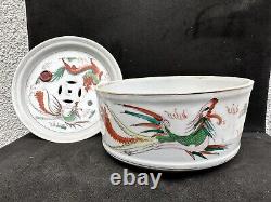 Grand encensoir ou pot de réchauffage en porcelaine chinoise, ère de la République avec des dragons.