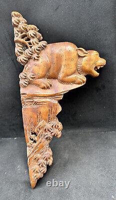 Grand panneau en bois sculpté chinois antique du XIXe siècle représentant une bête de temple