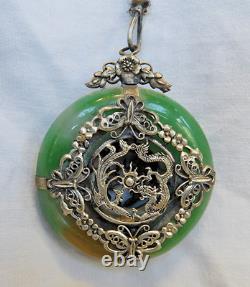 Grand pendentif en disque de jade chinois antique avec un dragon en métal argenté et une perle.