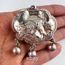 Grand pendentif ethnique en argent 999 avec cadenas chinois antique et cloches de coq