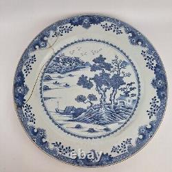 Grand plat chinois ancien du 18ème siècle en bleu et blanc décoré d'un paysage