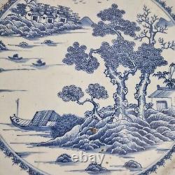 Grand plat chinois ancien du 18ème siècle en bleu et blanc décoré d'un paysage
