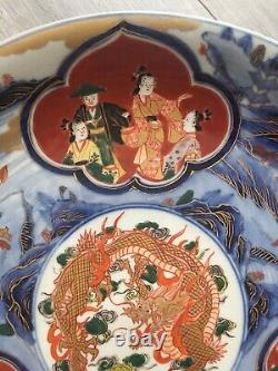 Grand plat de service en porcelaine d'Imari en or chinois antique avec dragon caractéristique