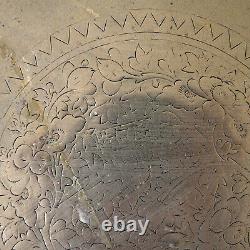 Grand plateau de service en laiton chinois antique de la République, diamètre de 58 cm, poids de 2,7 kg.