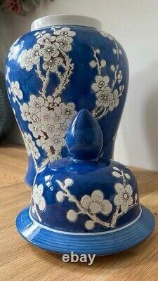 Grand pot à gingembre avec couvercle bleu et blanc, urne orientale, jarre de temple.