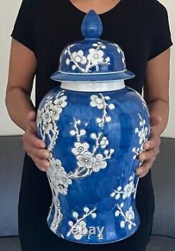 Grand pot à gingembre avec couvercle bleu et blanc, urne orientale, jarre de temple.