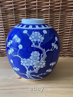 Grand pot à gingembre bleu et blanc en prunier chinois antique de 17 cm avec marque de l'anneau Kangxi