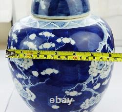 Grand pot à gingembre en porcelaine chinoise bleue et blanche avec des prunes et des glaçons, marqué de deux cercles.