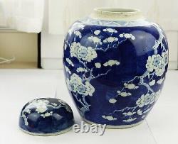 Grand pot à gingembre en porcelaine chinoise bleue et blanche avec des prunes et des glaçons, marqué de deux cercles.