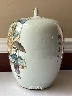 Grand pot couvert en porcelaine chinoise antique avec inscription figurative, 12 pouces de hauteur et 8 pouces de largeur