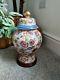 Grand Pot De Gingembre Antique Avec Un Design Floral, Probablement Chinois, Avec Base En Bois Et Couvercle