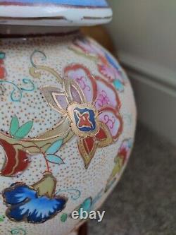 Grand pot de gingembre antique avec un design floral, probablement chinois, avec base en bois et couvercle