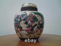 Grand pot en céramique craquelée chinoise ancienne avec scène de bataille de cheval guerrier peint