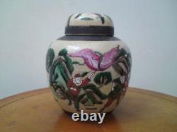 Grand pot en céramique craquelée chinoise ancienne avec scène de bataille de cheval guerrier peint