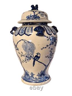 Grand pot en porcelaine chinoise à couvercle bleu et blanc avec des oiseaux, 17 pouces de haut, vintage