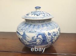 Grand pot en porcelaine chinoise bleu et blanc vintage avec couvercle, forme basse, motif paysage