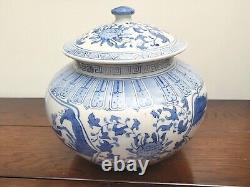 Grand pot en porcelaine chinoise bleu et blanc vintage avec couvercle, forme basse, motif paysage