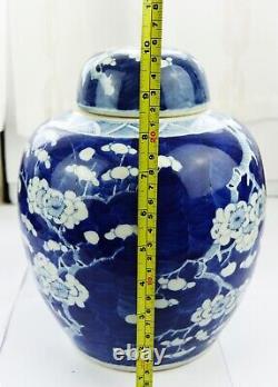 Grand pot en porcelaine chinoise bleue et blanche avec des prunes, de la glace au gingembre et un double cercle de marquage.
