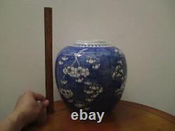 Grand pot en porcelaine chinoise bleue et blanche du XIXe siècle avec des prunus et une marque Kangxi