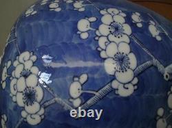 Grand pot en porcelaine chinoise bleue et blanche du XIXe siècle avec des prunus et une marque Kangxi