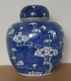 Grand pot en porcelaine chinoise bleue sous-couverte de 20 cm avec des fleurs de prunus et un couvercle recollé.