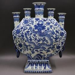Grand vase Qing Dynasty à cinq cols en porcelaine bleu-blanc de tuliper de crocus chinois