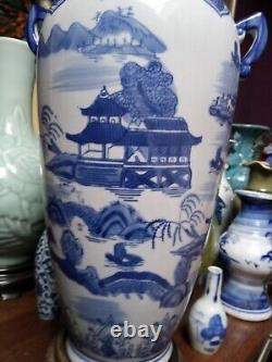 Grand vase antique chinois bleu et blanc de grande taille
